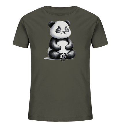 Kinder T-Shirt mit ein Panda im Schneidersitz mit geschlossenen Augen und sanftem Lächeln