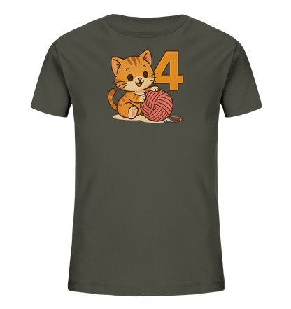 Onlineshop Shirts fuer Kinder - Das Bild zeigt ein dunkelgraues T-Shirt mit einem niedlichen Motiv einer orangefarbenen Katze. Die Katze sitzt neben einer pinkfarbenen Garnkugel und der grossen orangefarbenen Zahl Vier. Das verspielte Design ist auf der Vorderseite des Shirts zentriert dargestellt.