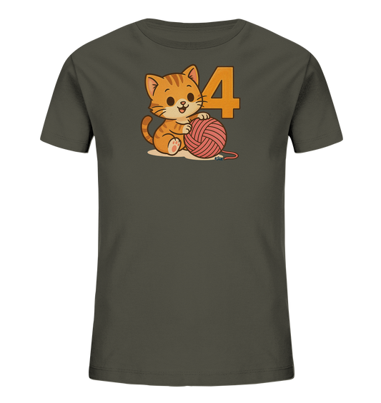 Onlineshop Shirts fuer Kinder - Das Bild zeigt ein dunkelgraues T-Shirt mit einem niedlichen Motiv einer orangefarbenen Katze. Die Katze sitzt neben einer pinkfarbenen Garnkugel und der grossen orangefarbenen Zahl Vier. Das verspielte Design ist auf der Vorderseite des Shirts zentriert dargestellt.