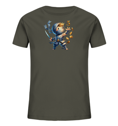 Onlineshop Shirts fuer Kinder - Das Bild zeigt ein dunkles T-Shirt mit einem verspielten Druck. Es zeigt eine Cartoon-Figur, die wie ein kleiner Ninja aussieht und ein Schwert haelt. Über der Figur ist die Zahl '5' in einem gold-orangen Farbton abgebildet. Mehrere goldene Muenzen fliegen um die Zahl und die Figur herum, was dem Design eine dynamische Note verleiht.