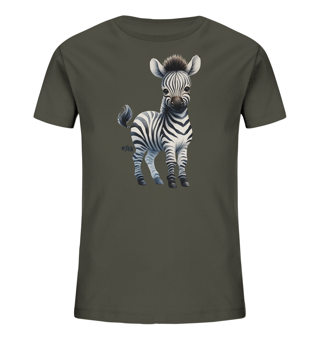 Onlineshop Shirts fuer Kinder - Dieses T-Shirt in dunklem Olivgruen zeigt eine entzueckende Illustration eines stehenden Baby-Zebras auf der Vorderseite. Das junge Zebra hat klassische schwarze und weisse Streifen und blickt freundlich nach vorne. Die Darstellung ist detailliert und liebevoll gestaltet. Ein niedliches Motiv, das sicher Freude bereitet.