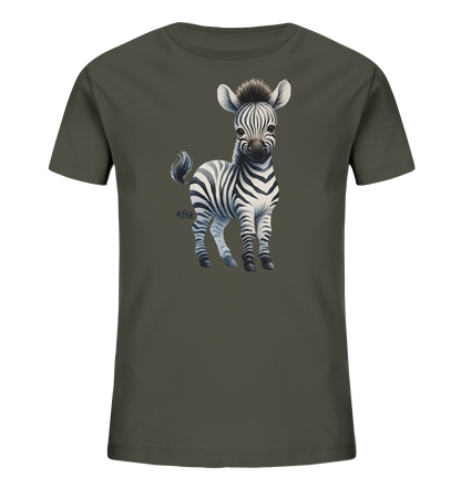 Onlineshop Shirts fuer Kinder - Dieses T-Shirt in dunklem Olivgruen zeigt eine entzueckende Illustration eines stehenden Baby-Zebras auf der Vorderseite. Das junge Zebra hat klassische schwarze und weisse Streifen und blickt freundlich nach vorne. Die Darstellung ist detailliert und liebevoll gestaltet. Ein niedliches Motiv, das sicher Freude bereitet.