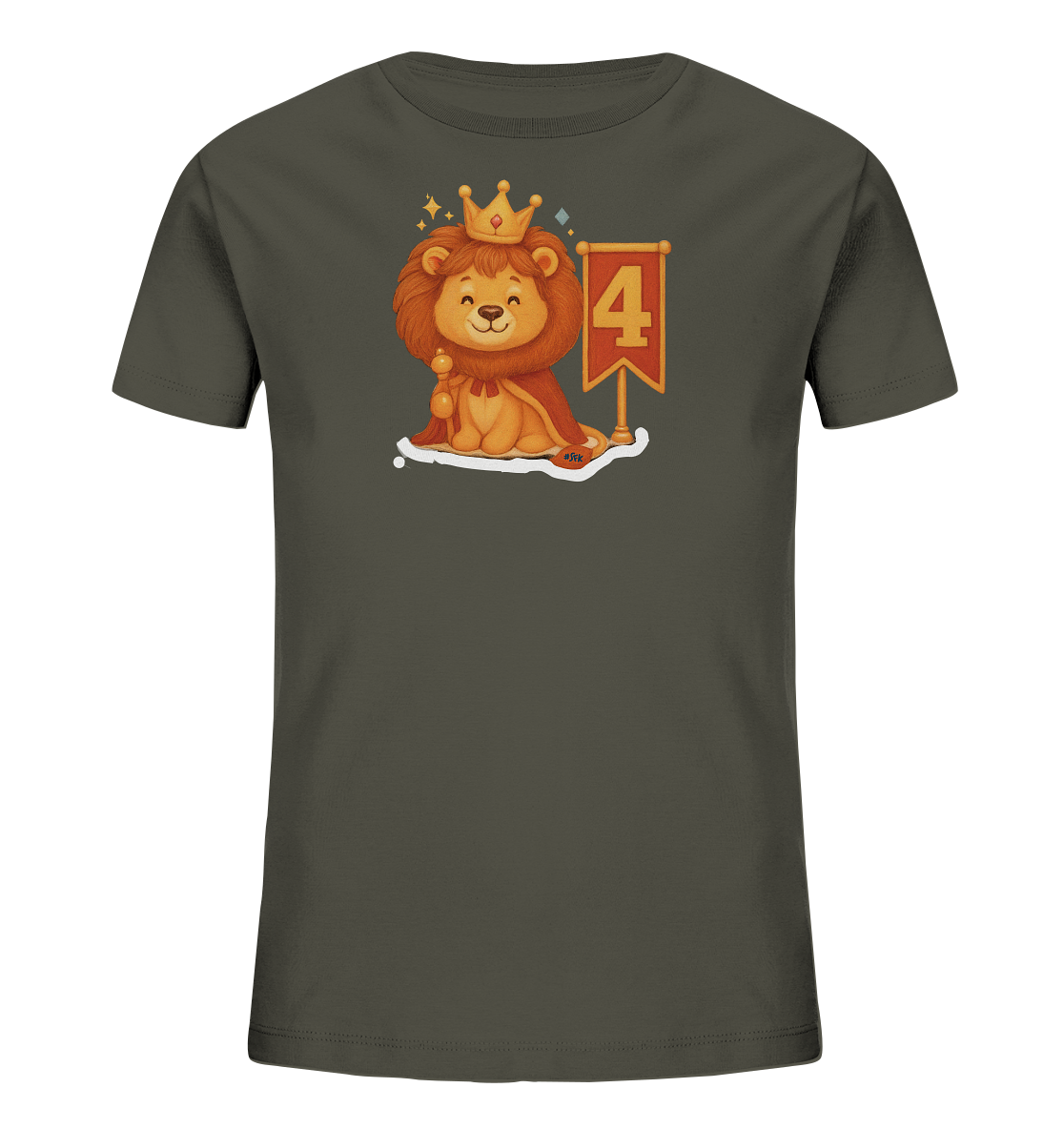 Onlineshop Shirts fuer Kinder - Das Bild zeigt ein dunkelgraues T-Shirt mit einer niedlichen Illustration eines Loewen. Der Loewe traegt eine Krone und einen Umhang, haelt ein Zepter und sitzt neben einer roten Flagge mit der Zahl 4. Funkelnde Sterne ergaenzen das koenigliche und verspielte Design. Die Darstellung ist freundlich und detailreich.