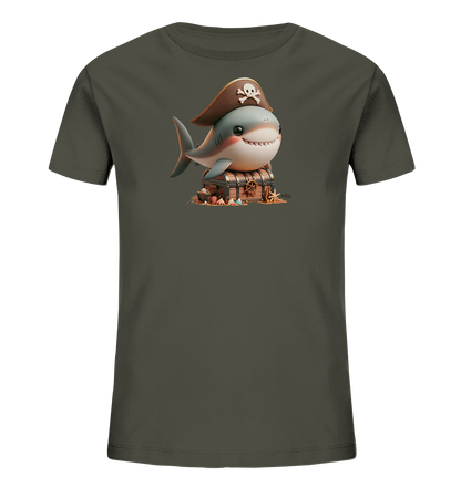 Onlineshop Shirts fuer Kinder - Das Bild zeigt ein dunkelgruenes Kinder-T-Shirt mit einem farbenfrohen Druckmotiv. Ein niedlicher Cartoon-Hai mit Piratenhut thront laechelnd auf einer prall gefuellten Schatzkiste. Die Schatzkiste ist von Strandgut wie Muscheln und Sand umgeben, was eine maritime Szene darstellt. Das Design ist verspielt und abenteuerlich gestaltet.