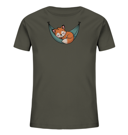 Onlineshop Shirts fuer Kinder - Das Bild zeigt ein dunkelolivfarbenes T-Shirt fuer Kinder. Auf der Vorderseite ist eine niedliche Illustration eines schlafenden Fuchses zu sehen, der sich in einer blau-gruenen Haengematte zusammengerollt hat. Der Fuchs hat die Augen geschlossen und strahlt eine friedliche Ruhe aus. Das gesamte Design wirkt harmonisch und ansprechend.