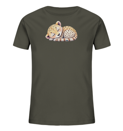 Onlineshop Shirts fuer Kinder - Das Bild zeigt ein dunkelgraues Kinder-T-Shirt mit einem niedlichen Motiv eines schlafenden Gepard- oder Leopardenbabys. Das Tier ist zusammengerollt dargestellt, mit geschlossenen Augen und einem friedlichen Ausdruck. Sein Fell ist mit braunen Flecken und einem gestreiften Schwanz detailreich gestaltet. Dieses Design verleiht dem Shirt einen sanften und liebenswerten Charakter.