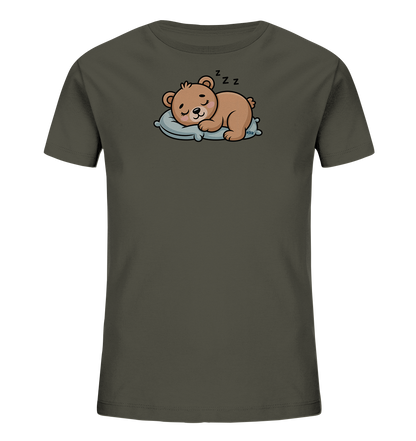 Onlineshop Shirts fuer Kinder - Das Bild zeigt ein dunkelgruenes Kinder-T-Shirt mit einem niedlichen Print. Darauf ist ein kleiner, brauner Cartoon-Baer zu sehen, der friedlich auf einem hellblauen Kissen schlaeft. Über seinem Kopf sind "Zzz"-Zeichen dargestellt, die seinen Schlaf symbolisieren. Das Motiv wirkt beruhigend und ist ideal fuer kleine Schlafmuetzen.