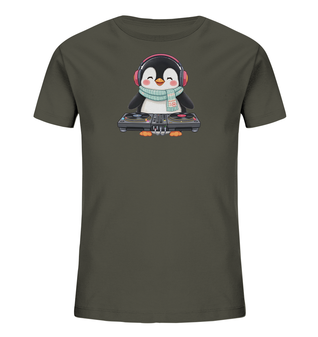 Onlineshop Shirts fuer Kinder - Das Bild zeigt ein dunkelgruenes Kinder-T-Shirt mit einem niedlichen Pinguin-Motiv auf der Vorderseite. Der Pinguin traegt rosa Kopfhoerer und einen hellblauen Schal mit winterlichem Muster. Er steht an einem detaillierten DJ-Mischpult mit zwei Plattenspielern und laechelt froehlich. Das Design verleiht dem Shirt einen verspielten und musikalischen Charakter.