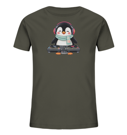 Onlineshop Shirts fuer Kinder - Das Bild zeigt ein dunkelgruenes Kinder-T-Shirt mit einem niedlichen Pinguin-Motiv auf der Vorderseite. Der Pinguin traegt rosa Kopfhoerer und einen hellblauen Schal mit winterlichem Muster. Er steht an einem detaillierten DJ-Mischpult mit zwei Plattenspielern und laechelt froehlich. Das Design verleiht dem Shirt einen verspielten und musikalischen Charakter.