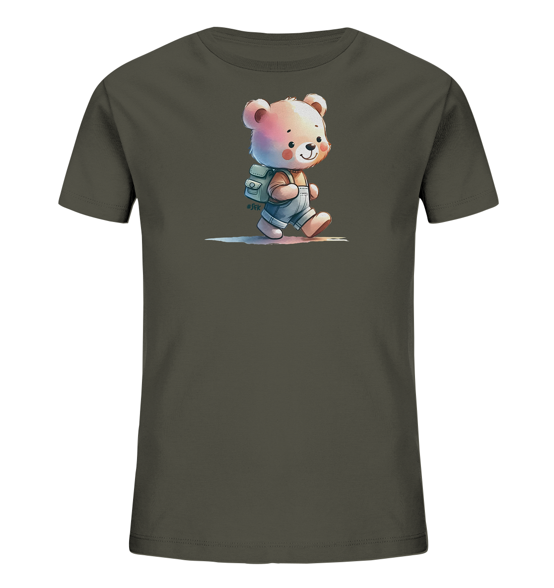 Onlineshop Shirts für Kinder - Das Bild zeigt ein dunkelgrünes Kinder-T-Shirt mit einem niedlichen Comic-Motiv eines Teddybären. Der Bär trägt einen Rucksack und läuft nach rechts, gekleidet in Latzhose und Shirt. Unter dem Bären sind farbige Akzente wie Wasserfarben dargestellt. Dieses Design wirkt verspielt und passend für Kinder.