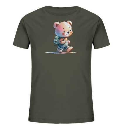 Onlineshop Shirts für Kinder - Das Bild zeigt ein dunkelgrünes Kinder-T-Shirt mit einem niedlichen Comic-Motiv eines Teddybären. Der Bär trägt einen Rucksack und läuft nach rechts, gekleidet in Latzhose und Shirt. Unter dem Bären sind farbige Akzente wie Wasserfarben dargestellt. Dieses Design wirkt verspielt und passend für Kinder.