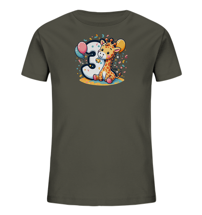 Onlineshop Shirts fuer Kinder - Das T-Shirt in einem dunklen Khaki-Farbton zeigt ein verspieltes Motiv mit einer niedlichen Cartoon-Giraffe. Die Giraffe sitzt froehlich neben einer grossen weissen Zahl '3'. Das Bild wird durch bunte Ballons und Konfetti ergaenzt, was eine festliche Atmosphaere schafft.