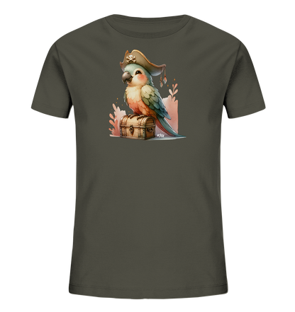 Onlineshop Shirts fuer Kinder - Auf diesem dunkelgrauen T-Shirt ist ein charmantes Piratenmotiv zu sehen. Ein bunter Papagei mit Piratenhut sitzt auf einer hoelzernen Schatzkiste. Um die Szene herum sind dezente Pflanzen und Glitzerdetails angeordnet. Das Design vermittelt eine abenteuerliche Piratenatmosphaere.