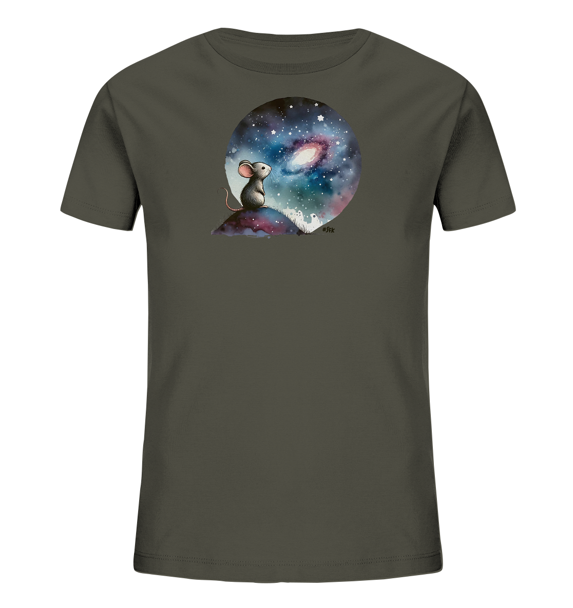 Onlineshop Shirts für Kinder - Das Bild zeigt ein dunkelgrünes Kinder-T-Shirt mit einem kreisförmigen Motiv auf der Vorderseite. Das Motiv stellt eine kleine Maus dar, die auf einem Hügel sitzt und in einen sternenübersäten Nachthimmel mit einer sichtbaren Galaxie blickt. Das Design ist künstlerisch gestaltet und vermittelt eine verträumte Atmosphäre. Es eignet sich gut für Kinder, die den Weltraum lieben.