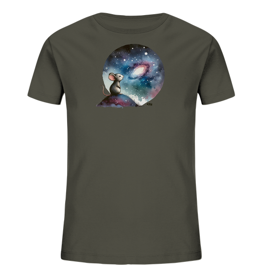 Onlineshop Shirts für Kinder - Das Bild zeigt ein dunkelgrünes Kinder-T-Shirt mit einem kreisförmigen Motiv auf der Vorderseite. Das Motiv stellt eine kleine Maus dar, die auf einem Hügel sitzt und in einen sternenübersäten Nachthimmel mit einer sichtbaren Galaxie blickt. Das Design ist künstlerisch gestaltet und vermittelt eine verträumte Atmosphäre. Es eignet sich gut für Kinder, die den Weltraum lieben.