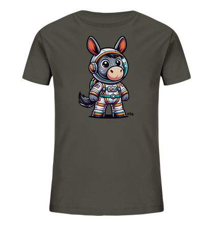 Onlineshop Shirts fuer Kinder - Das Bild zeigt ein dunkelgruenes Kinder-T-Shirt mit einem niedlichen Astronauten-Eselmotiv. Der Esel traegt einen weissen Raumanzug mit orangefarbenen Details und einen Helm. Er hat grosse Augen und einen freundlichen Blick, bereit fuer ein Weltraumabenteuer. Dieses verspielte Design ist ein Blickfang auf dem Shirt.