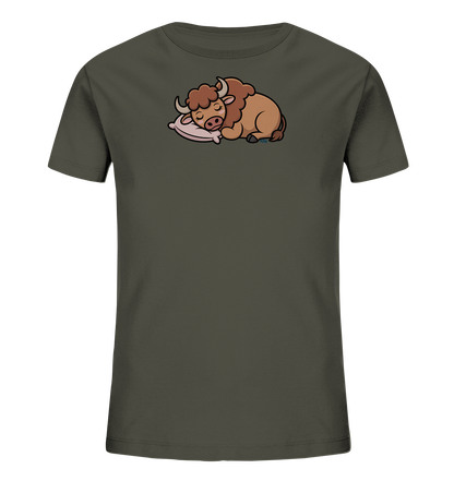 Onlineshop Shirts fuer Kinder - Das Bild zeigt ein dunkelgruenes Kinder-T-Shirt mit einem niedlichen Tiermotiv auf der Vorderseite. Es ist ein cartoonhaftes, braunes Bison, das auf einem hellrosa Kissen liegt und zu schlafen scheint. Das Design wirkt beruhigend und verspielt. Das T-Shirt ist schlicht gehalten, um das Motiv hervorzuheben.