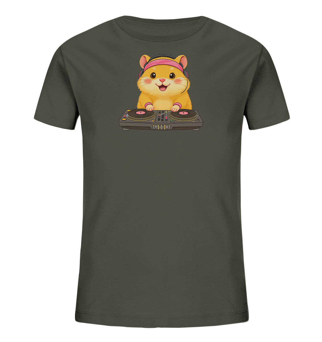 Onlineshop Shirts fuer Kinder - Das Bild zeigt ein dunkelgruenes Kinder-T-Shirt mit einem niedlichen DJ-Hamster-Motiv auf der Vorderseite. Der Cartoon-Hamster traegt rosa Kopfhoerer und sitzt hinter einem Mischpult mit zwei Plattenspielern. Es hat einen froehlichen Gesichtsausdruck, was dem Design eine verspielte Note verleiht. Die Illustration ist farbenfroh und kontrastiert gut mit der dunklen Shirtfarbe.