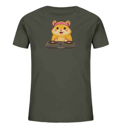 Onlineshop Shirts fuer Kinder - Das Bild zeigt ein dunkelgruenes Kinder-T-Shirt mit einem niedlichen DJ-Hamster-Motiv auf der Vorderseite. Der Cartoon-Hamster traegt rosa Kopfhoerer und sitzt hinter einem Mischpult mit zwei Plattenspielern. Es hat einen froehlichen Gesichtsausdruck, was dem Design eine verspielte Note verleiht. Die Illustration ist farbenfroh und kontrastiert gut mit der dunklen Shirtfarbe.