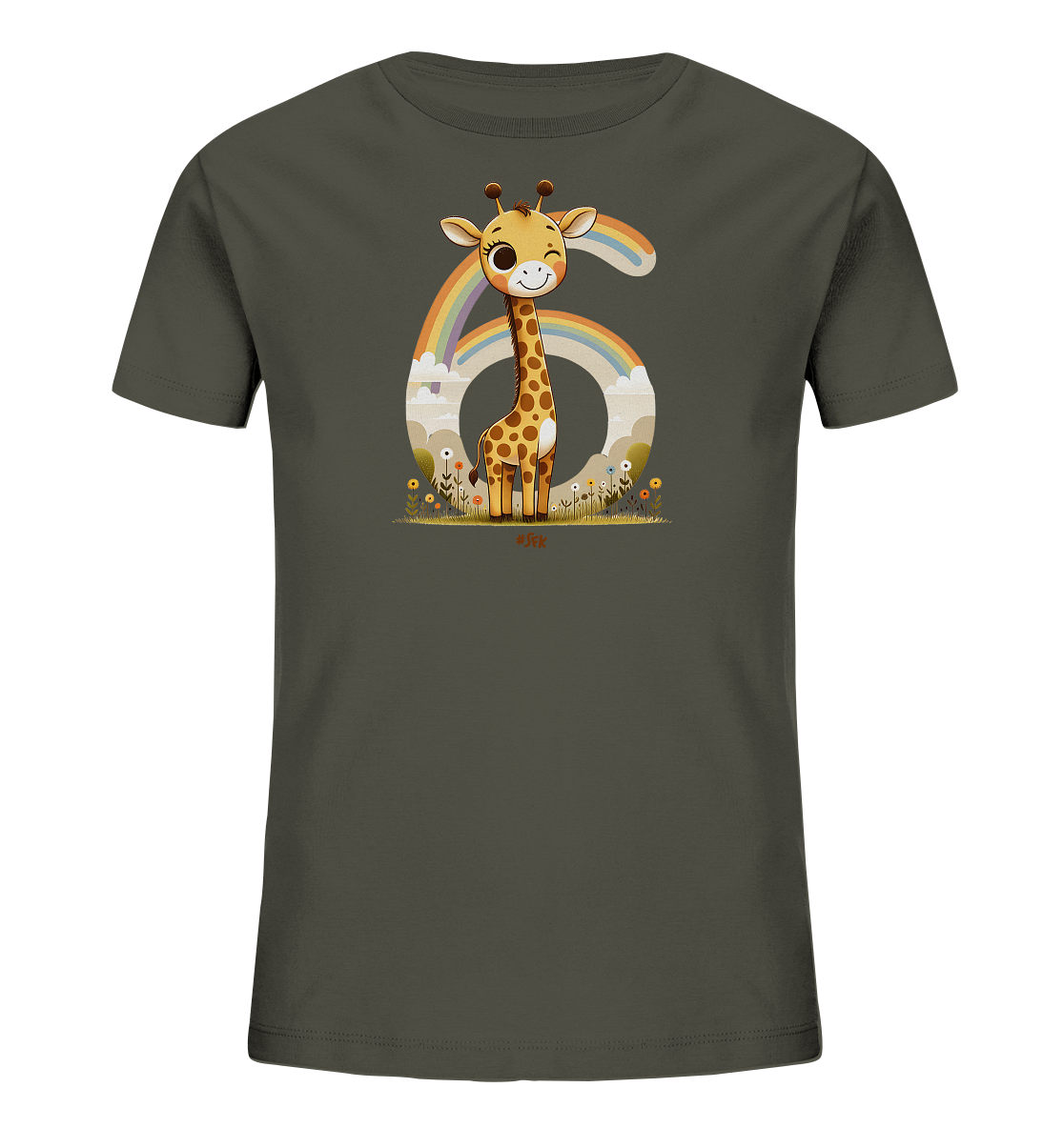 Onlineshop Shirts fuer Kinder - Das Bild zeigt ein dunkelgraues T-Shirt fuer Kinder mit einem farbenfrohen Aufdruck auf der Vorderseite. Das Design umfasst eine niedliche Cartoon-Giraffe, die in einer Wiese voller Blumen steht. Hinter der Giraffe ist eine grosse, stilisierte Zahl '6' zu sehen, die von Wolken und einem Regenbogen umrahmt wird. Die Gesamtgestaltung wirkt froehlich und verspielt.