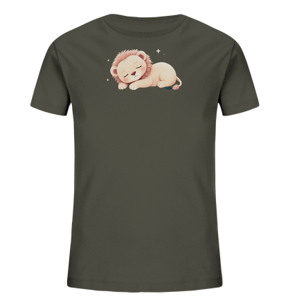 Onlineshop Shirts fuer Kinder - Das Bild zeigt ein dunkelgraues Kinder-T-Shirt. Auf der Vorderseite ist ein niedliches, schlafendes Loewenbaby mit einer rosafarbenen Maehne abgebildet. Das Loewenbaby liegt friedlich zusammengerollt, umgeben von kleinen, glitzernden Sternen. Das Design wirkt beruhigend und ist ansprechend fuer Kinder.
