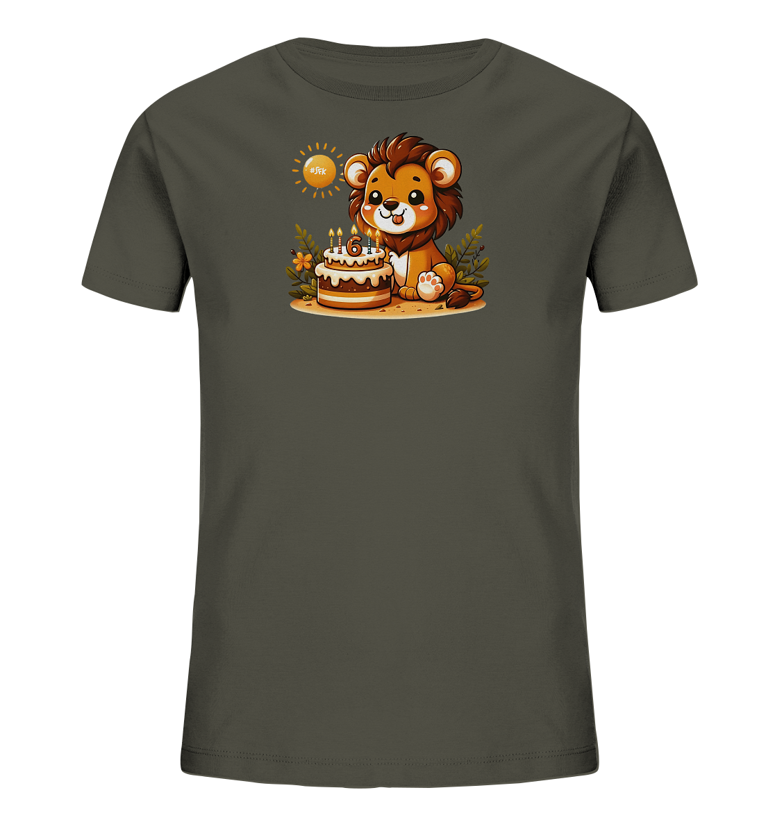 Onlineshop Shirts fuer Kinder - Das dunkelgruene T-Shirt zeigt einen niedlichen Cartoon-Loewen, der vor einem Geburtstagskuchen sitzt. Der Kuchen ist mit brennenden Kerzen dekoriert, die gemeinsam die Zahl 6 darstellen. Kleine Pflanzen und eine Sonne ergaenzen das freundliche Motiv. Dieses verspielte Design eignet sich gut fuer Kinder.