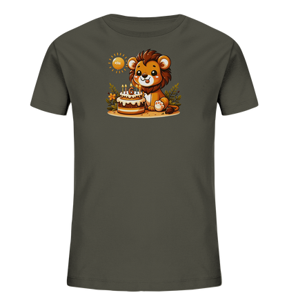 Onlineshop Shirts fuer Kinder - Das dunkelgruene T-Shirt zeigt einen niedlichen Cartoon-Loewen, der vor einem Geburtstagskuchen sitzt. Der Kuchen ist mit brennenden Kerzen dekoriert, die gemeinsam die Zahl 6 darstellen. Kleine Pflanzen und eine Sonne ergaenzen das freundliche Motiv. Dieses verspielte Design eignet sich gut fuer Kinder.