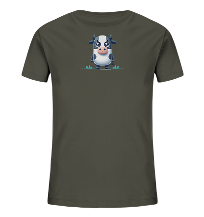 Onlineshop Shirts fuer Kinder - Das Bild zeigt ein dunkelgruenes Kinder-T-Shirt mit einem niedlichen Aufdruck auf der Vorderseite. Der Aufdruck stellt eine suesse, cartoonhafte Kuh dar, die auf einer stilisierten Grashoehe steht. Die Kuh hat ein schwarz-weisses Fell, grosse Augen und eine pinke Nase. Das Design wirkt insgesamt freundlich und verspielt.