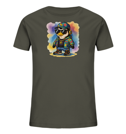 Onlineshop Shirts fuer Kinder - Das Bild zeigt ein dunkelgraues T-Shirt mit einem farbenfrohen Aufdruck einer coolen Zeichentrickfigur. Diese Figur, die einem Pinguin aehnelt, traegt eine bunte Jacke, Jeans, eine Cap, Sonnenbrillen und Kopfhoerer. Eine goldene Kette und Sneakers runden das modische Erscheinungsbild ab. Das Motiv ist vor einem Hintergrund aus farbigen Aquarell-Flecken platziert und verleiht dem Shirt einen verspielten und trendigen Look.