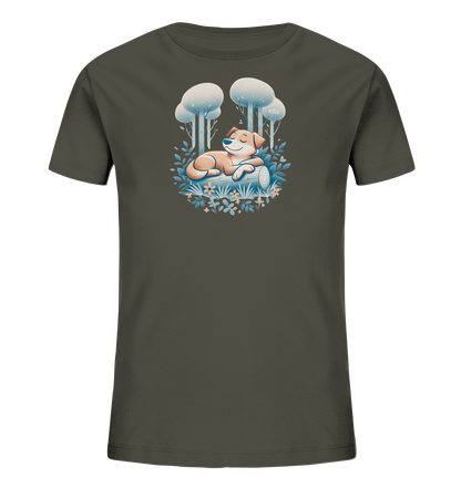 Onlineshop Shirts fuer Kinder - Das Bild zeigt ein dunkelgruenes T-Shirt fuer Kinder. Auf der Vorderseite ist eine Illustration eines friedlich schlafenden Hundes zu sehen. Der Hund liegt auf einem Baumstamm, umgeben von Pflanzen, Blumen und stilisierten Baeumen im Hintergrund. Das Motiv ist im Cartoon-Stil gehalten und wirkt ruhig und verspielt.