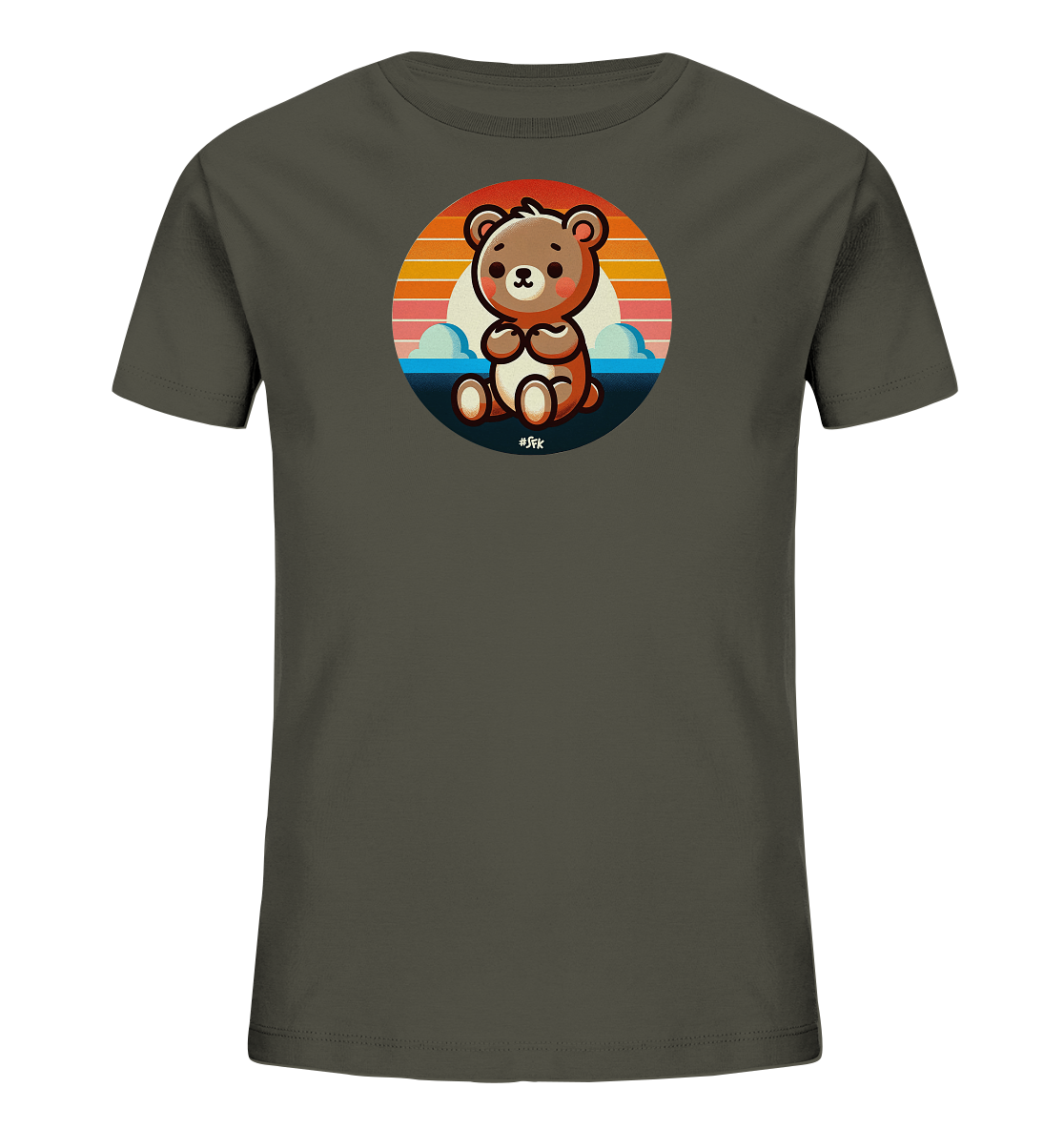 Onlineshop Shirts fuer Kinder - Das Bild zeigt ein dunkelgrau-gruenes T-Shirt mit einem grossen, kreisfoermigen Aufdruck auf der Vorderseite. Der Aufdruck zeigt eine niedliche, cartoonartige Baerenfigur, die aufrecht sitzt und die Pfoten zusammenhaelt. Im Hintergrund des Kreises ist eine stilisierte Landschaft mit einem bunten Sonnenuntergang, Wasser und Wolken abgebildet. Das Design wirkt froehlich und kindgerecht.