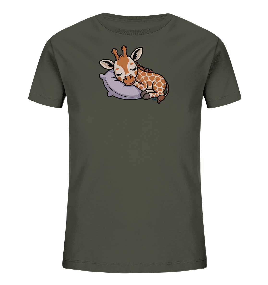 Onlineshop Shirts fuer Kinder - Das Bild zeigt ein dunkelgraues Kinder-T-Shirt mit einem niedlichen Aufdruck einer schlafenden Baby-Giraffe. Die Giraffe liegt friedlich auf einem violetten Kissen, ihre Augen sind geschlossen und sie hat ein entspanntes Aussehen. Ihr Fell weist die typischen braunen und cremefarbenen Flecken auf. Das Design ist verspielt und vermittelt eine beruhigende Stimmung.