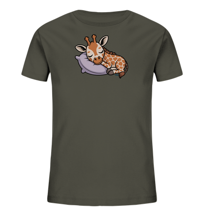 Onlineshop Shirts fuer Kinder - Das Bild zeigt ein dunkelgraues Kinder-T-Shirt mit einem niedlichen Aufdruck einer schlafenden Baby-Giraffe. Die Giraffe liegt friedlich auf einem violetten Kissen, ihre Augen sind geschlossen und sie hat ein entspanntes Aussehen. Ihr Fell weist die typischen braunen und cremefarbenen Flecken auf. Das Design ist verspielt und vermittelt eine beruhigende Stimmung.