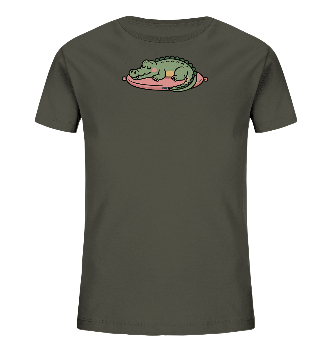 Onlineshop Shirts fuer Kinder - Das Bild zeigt ein dunkelgruenes Kinder-T-Shirt. Auf der Vorderseite ist eine niedliche, cartoonartige Illustration eines schlafenden Krokodils zu sehen. Das gruene Krokodil liegt gemuetlich auf einem rosa Kissen, das leichte orangefarbene Streifen aufweist. Das Design wirkt verspielt und friedlich.