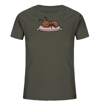Onlineshop Shirts fuer Kinder - Das Bild zeigt ein dunkelgraues T-Shirt fuer Kinder. Auf der Vorderseite ist eine suesse, schlafende Ameise in Cartoon-Stil abgebildet. Die Ameise ruht auf einem hellrosa Kissen mit geschlossenen Augen und einem sanften Laecheln. Dieses Design verleiht dem Shirt einen ruhigen und niedlichen Charakter, ideal fuer kleine Traeumer.