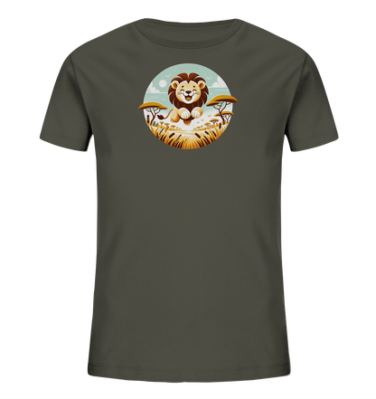 Onlineshop Shirts fuer Kinder - Das Bild zeigt ein dunkelgraues Kinder-T-Shirt mit einem runden Grafik-Print auf der Vorderseite. Der Print stellt einen freundlichen Cartoon-Loewen in einer Savannenlandschaft dar. Der Loewe sitzt vor einem Hintergrund mit Akazienbaeumen, hohen Graesern und einem Himmel mit Wolken und Voegeln. Das Design wirkt froehlich und naturverbunden.