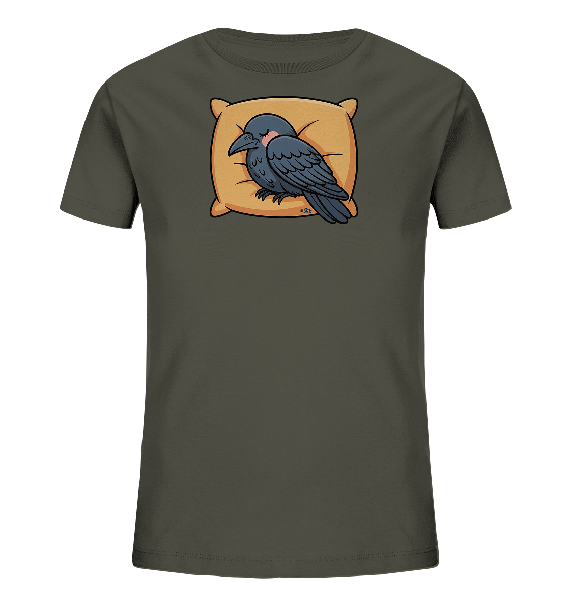 Onlineshop Shirts fuer Kinder - Das Bild zeigt ein dunkelgraues T-Shirt fuer Kinder. Auf der Vorderseite ist eine friedlich schlafende Kraehe abgebildet, die auf einem ockerfarbenen Kissen liegt. Der Vogel ist dunkelgrau mit blaeulichen Akzenten und besitzt zarte rosafarbene Wangen. Dieses Motiv verleiht dem Shirt einen ruhigen und niedlichen Charakter, passend fuer junge Traeger.