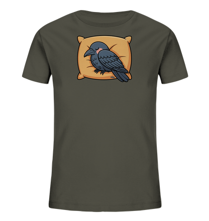 Onlineshop Shirts fuer Kinder - Das Bild zeigt ein dunkelgraues T-Shirt fuer Kinder. Auf der Vorderseite ist eine friedlich schlafende Kraehe abgebildet, die auf einem ockerfarbenen Kissen liegt. Der Vogel ist dunkelgrau mit blaeulichen Akzenten und besitzt zarte rosafarbene Wangen. Dieses Motiv verleiht dem Shirt einen ruhigen und niedlichen Charakter, passend fuer junge Traeger.