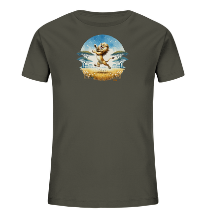 Onlineshop Shirts fuer Kinder - Dieses T-Shirt in dunklem Grau zeigt eine runde Grafik eines froehlich springenden Loewen. Die Szene im Savannenstil umfasst gruene Baeume und eine gelbliche Wiese unter einem blauen Himmel. Der Loewe ist detailliert gezeichnet und wirkt sehr dynamisch.