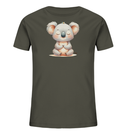 Onlineshop Shirts fuer Kinder - Das Bild zeigt ein dunkelgraues Kinder-T-Shirt mit einem bezaubernden Aufdruck eines Koalabaeren. Der Koala sitzt in einer friedlichen, meditativen Pose mit geschlossenen Augen und zusammengelegten Pfoten. Eine kleine gelbe Bluete ziert seinen Kopf. Das Design strahlt Ruhe und Niedlichkeit aus.