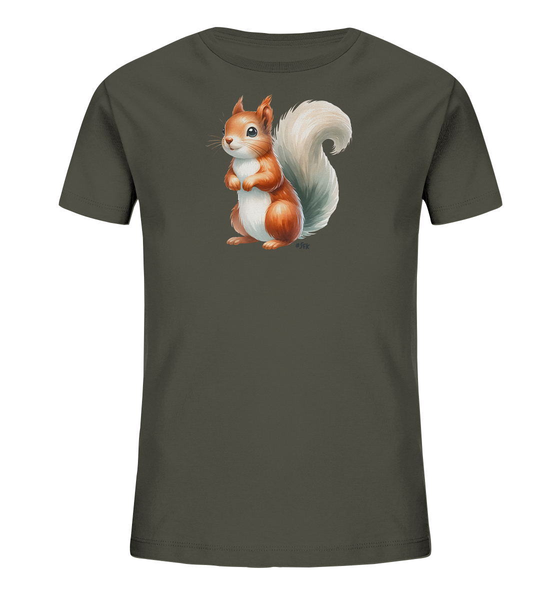 Onlineshop Shirts fuer Kinder - Das Bild praesentiert ein Kinder-T-Shirt in einem dunklen Olivgruen. Auf der Vorderseite ist eine charmante Illustration eines Eichhoernchens zu sehen. Das kleine Eichhoernchen steht aufrecht, zeigt sein rotbraunes Fell, seinen buschigen Schwanz und blickt freundlich nach vorn. Das Motiv ist liebevoll gestaltet und verleiht dem Shirt einen natuerlichen, verspielten Look.