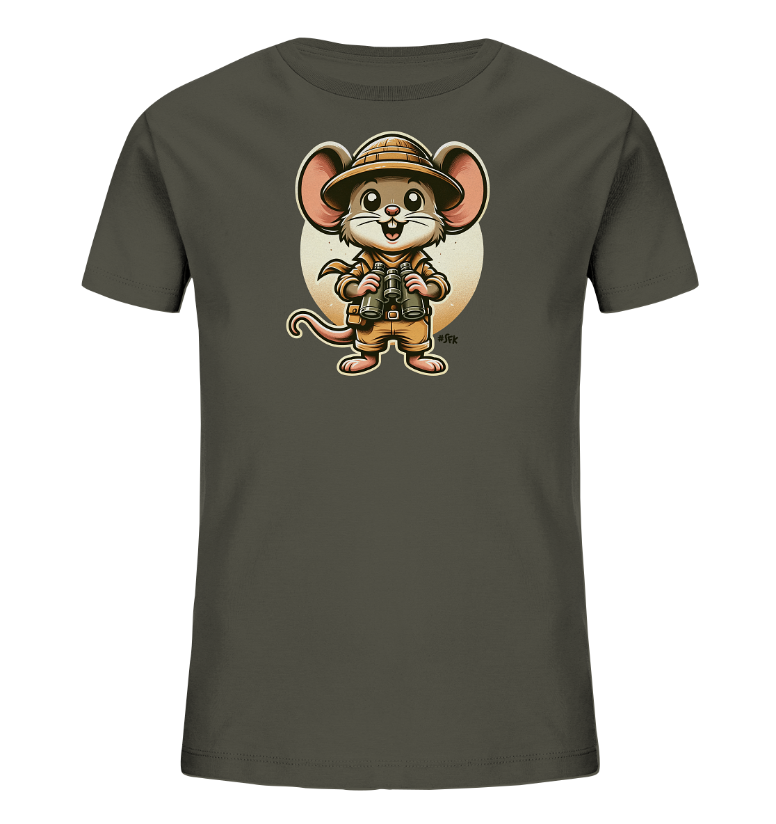 Onlineshop Shirts fuer Kinder - Das Bild zeigt ein dunkelgruenes Kinder-T-Shirt mit einer Illustration einer Maus in Abenteurerkleidung auf der Vorderseite. Die Maus traegt einen Safarihut, Khaki-Kleidung und haelt ein Fernglas. Sie hat ein freundliches Laecheln und steht vor einem hellen, kreisfoermigen Hintergrund. Das Design wirkt verspielt und abenteuerlich.