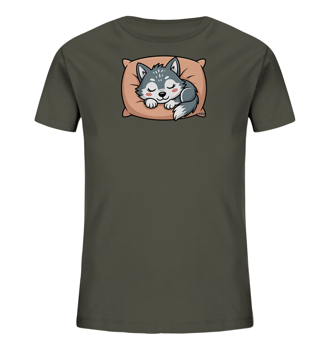 Onlineshop Shirts fuer Kinder - Das Bild zeigt ein dunkelgruenes Kinder-T-Shirt mit einem niedlichen Aufdruck. Darauf ist ein kleiner, grauer Wolfswelpe abgebildet, der friedlich auf einem hellbraunen Kissen schlaeft. Das Design wirkt beruhigend und liebevoll, ideal fuer kleine Tierliebhaber. Die Farben sind gedeckt und harmonisch.