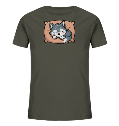 Onlineshop Shirts fuer Kinder - Das Bild zeigt ein dunkelgruenes Kinder-T-Shirt mit einem niedlichen Aufdruck. Darauf ist ein kleiner, grauer Wolfswelpe abgebildet, der friedlich auf einem hellbraunen Kissen schlaeft. Das Design wirkt beruhigend und liebevoll, ideal fuer kleine Tierliebhaber. Die Farben sind gedeckt und harmonisch.