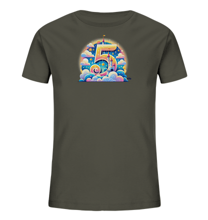 Onlineshop Shirts für Kinder - Das Bild zeigt ein dunkelgrünes Kinder-T-Shirt mit einem lebhaften, märchenhaften Motiv auf der Vorderseite. Die Grafik ist in einem Bogenrahmen dargestellt und zeigt eine große, stilisierte Zahl "5". Hinter der Fünf ist ein Schloss auf Wolken inmitten eines Himmels mit Sternen und einem Farbverlauf zu sehen. Das Design wirkt fantasievoll und farbenfroh, ideal für ein Geburtstags-Shirt oder ähnliche Anlässe.