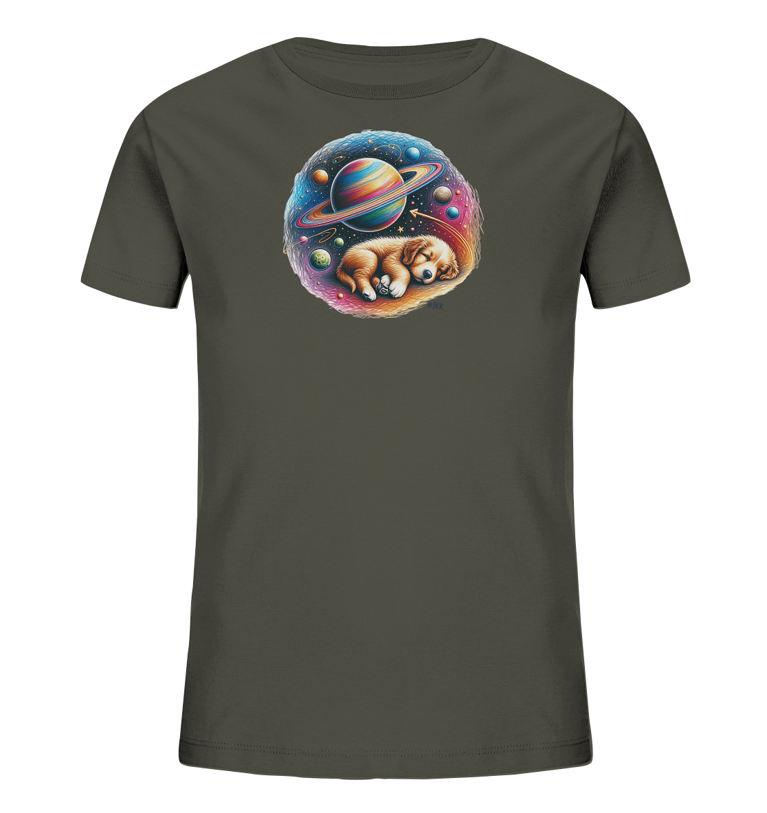 Onlineshop Shirts fuer Kinder - Das Bild zeigt ein dunkelgruenes T-Shirt fuer Kinder. Auf der Vorderseite befindet sich ein rundes Motiv, das einen schlafenden Welpen inmitten einer farbenfrohen Weltraumlandschaft darstellt. Die Grafik zeigt einen grossen Ringplaneten, weitere Himmelskoerper und Sterne in leuchtenden Farben wie Blau, Pink, Orange und Gelb, die eine traumhafte Atmosphaere schaffen.