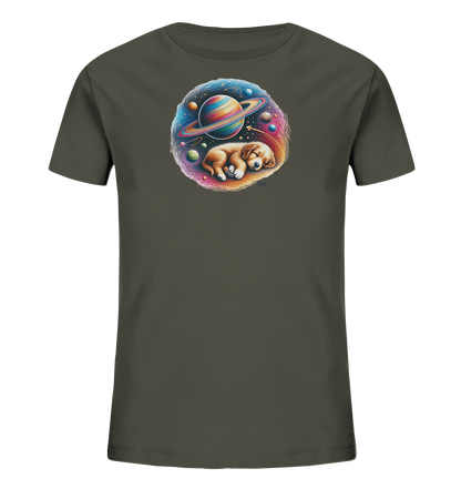 Onlineshop Shirts fuer Kinder - Das Bild zeigt ein dunkelgruenes T-Shirt fuer Kinder. Auf der Vorderseite befindet sich ein rundes Motiv, das einen schlafenden Welpen inmitten einer farbenfrohen Weltraumlandschaft darstellt. Die Grafik zeigt einen grossen Ringplaneten, weitere Himmelskoerper und Sterne in leuchtenden Farben wie Blau, Pink, Orange und Gelb, die eine traumhafte Atmosphaere schaffen.