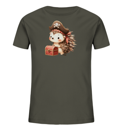 Onlineshop Shirts fuer Kinder - Dieses dunkle T-Shirt zeigt einen entzueckenden Igel in Piratenmontur, komplett mit einem Hut mit Totenkopfmotiv. Der Igel sitzt neben einer kleinen roten Schatztruhe. Die Illustration ist detailreich und farbenfroh, was dem Shirt einen abenteuerlichen Charakter verleiht. Es ist ein froehliches Design, das Kinder begeistern wird.
