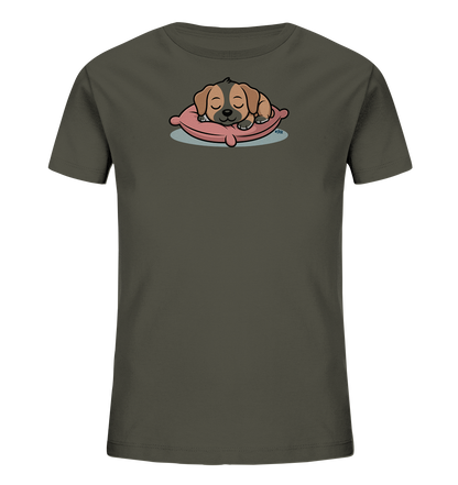 Onlineshop Shirts fuer Kinder - Das Bild zeigt ein dunkelgraues Kinder-T-Shirt mit einem niedlichen Tiermotiv auf der Vorderseite. Darauf ist ein schlafender Welpe in Braun- und Schwarztoenen abgebildet, der friedlich auf einem rosa Kissen liegt. Das Design ist schlicht und liebevoll gestaltet und passt ideal fuer Kinder.