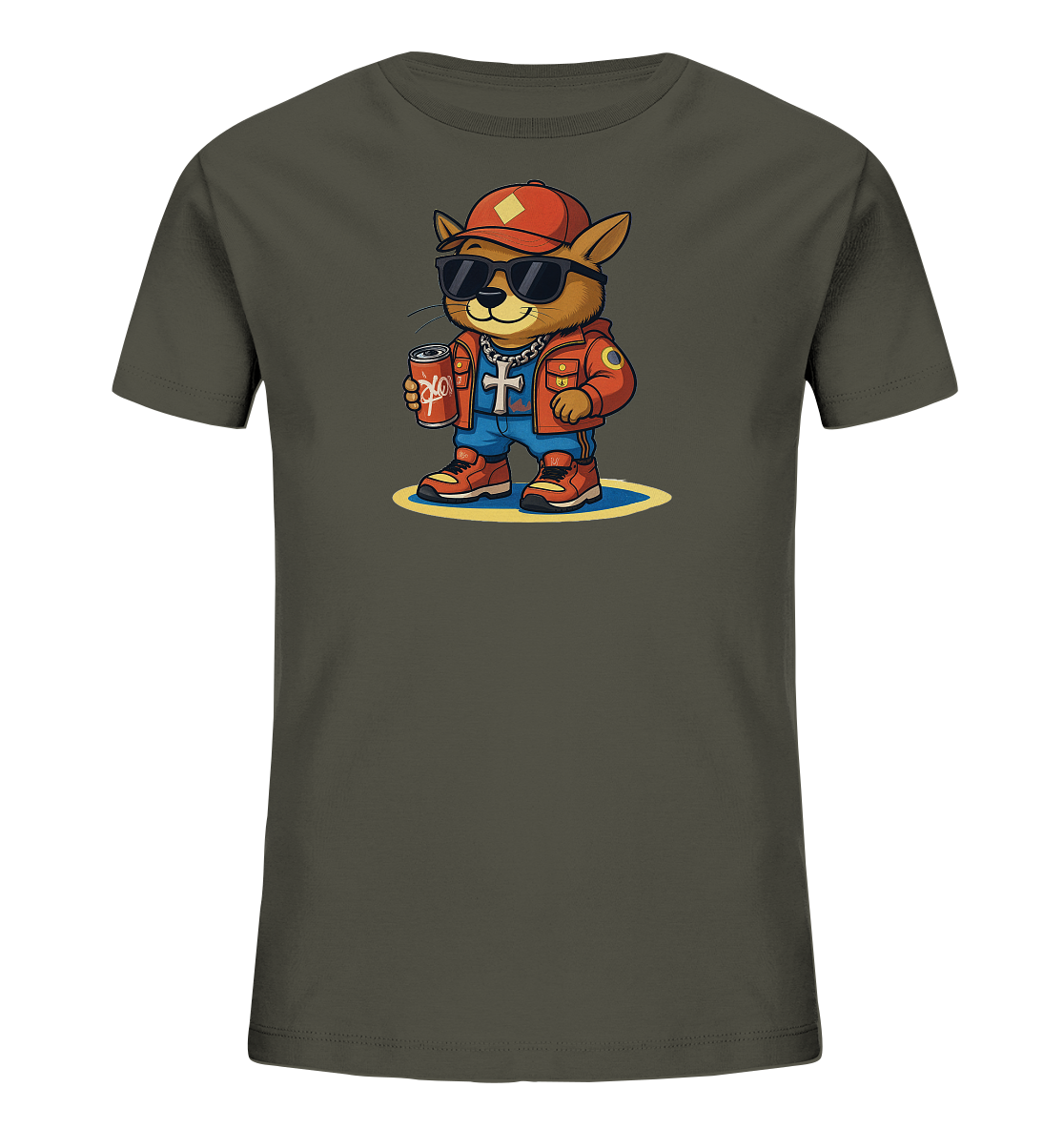 Onlineshop Shirts fuer Kinder - Das Bild zeigt ein olivfarbenes Kinder-T-Shirt mit einem stilisierten Tier-Charakter auf der Vorderseite. Der Charakter traegt eine rote Baseballkappe, Sonnenbrille, eine orangefarbene Jacke und blaue Hose. Er haelt eine rote Dose und ist mit einer Kette mit Kreuzanhaenger versehen. Das gesamte Motiv steht auf einer gelb-blauen ovalen Flaeche.